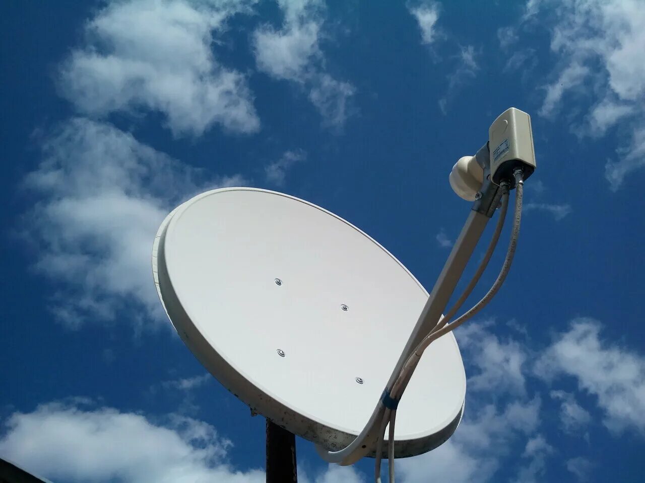 Новости спутникового телевидения на сегодня. Перфорированная антенна 90см Gibertini. Спутниковая тарелка. Телевизионная спутниковая антенна. Параболическая антенна.