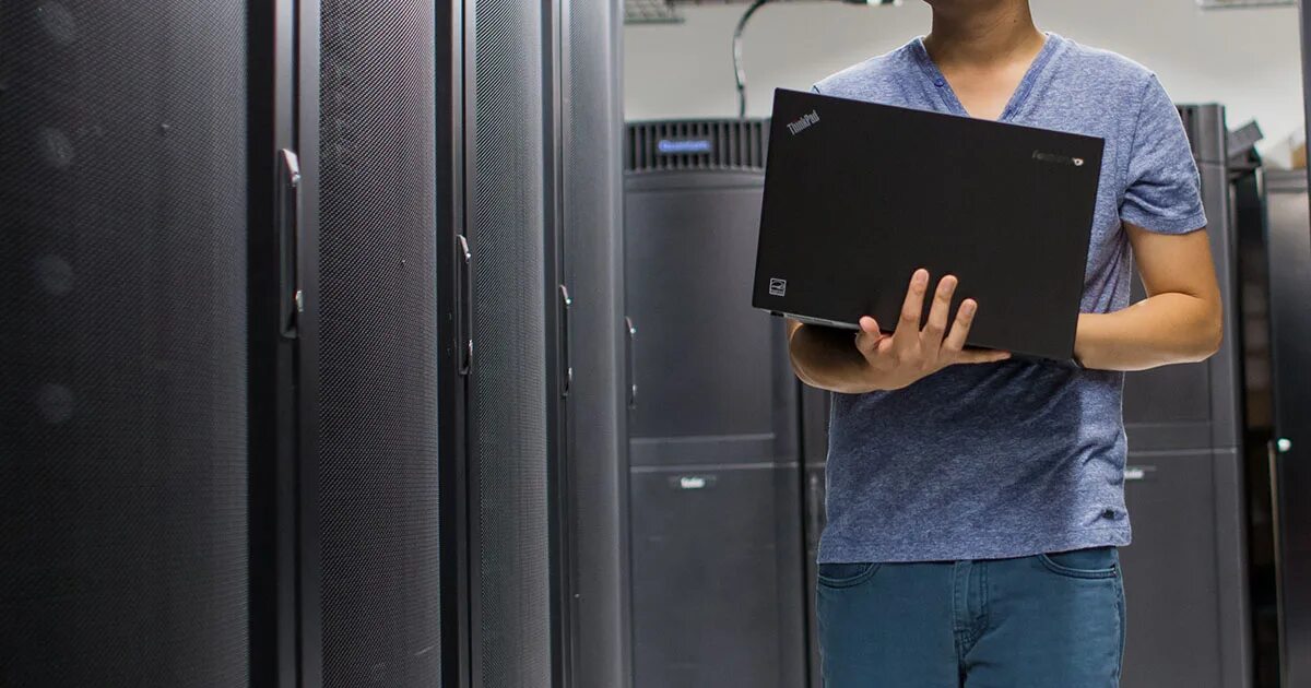 Курсы администратор windows. Системный администратор. приходящий системный администратор. системный администратор виндовс. сисадмин со спины.