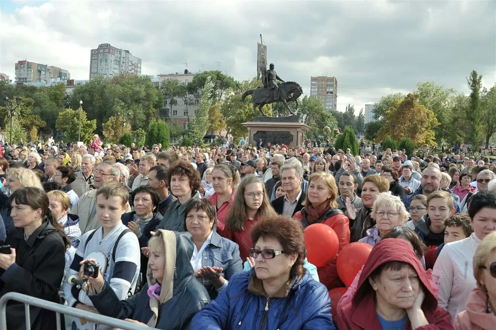 Среди 40 000 жителей города. Жители Самары. Жители города Самара. Самара город население. Жители города.