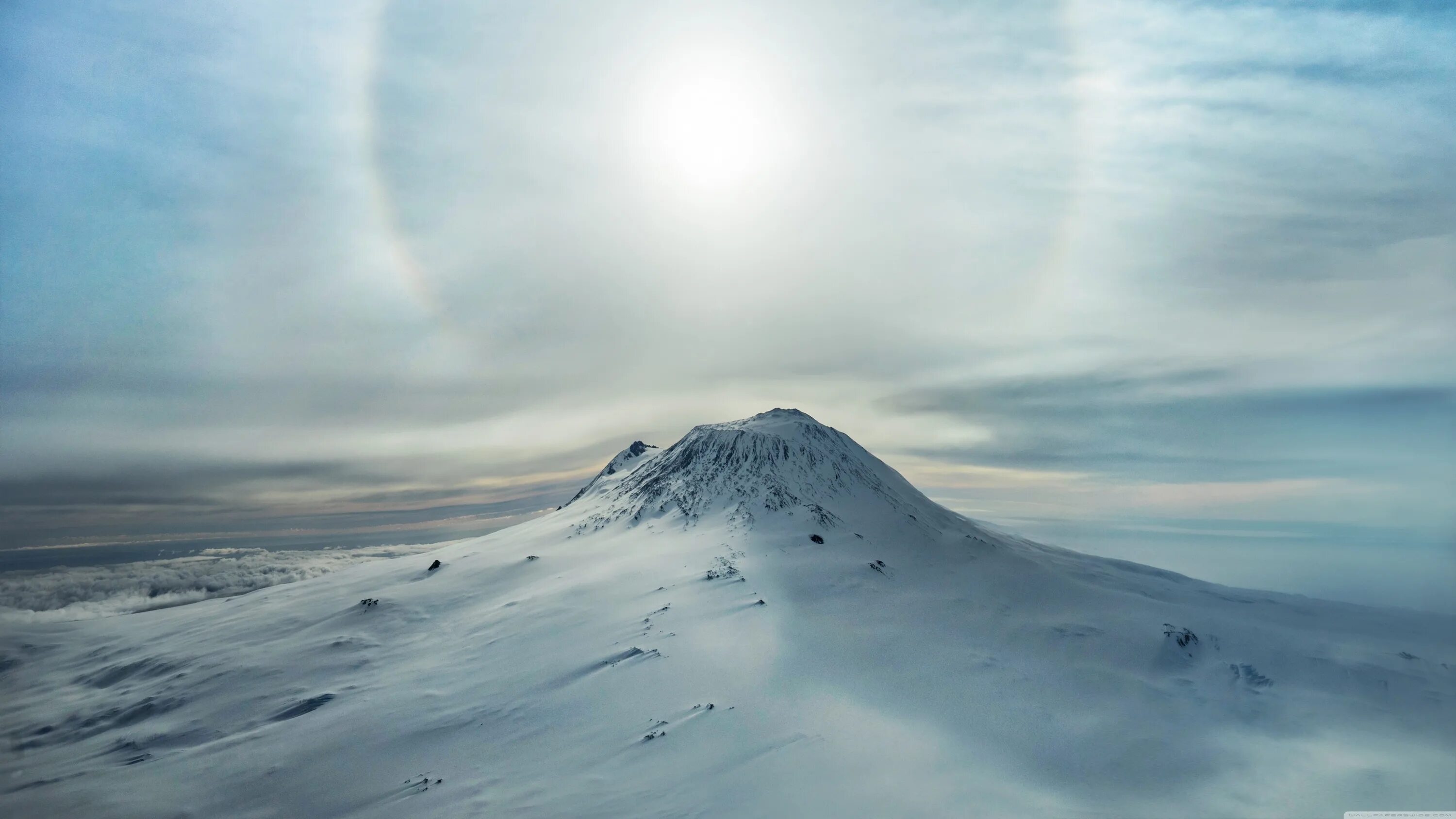Вулкан эребус лавовое озеро. Вулкан эребус в антарктиде. Извержение вулкана эребус антарктида. Вулкан эребус извержение. Гора эребус антарктида.