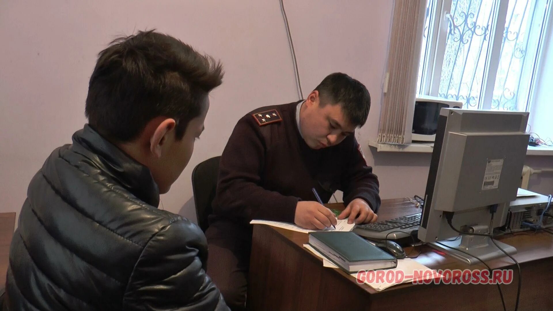 Беседа со следователем. Следователь допрашивает по телефону. Следователь допрашивает по телефону. Следователь допрашивает. Допрос обвиняемого.