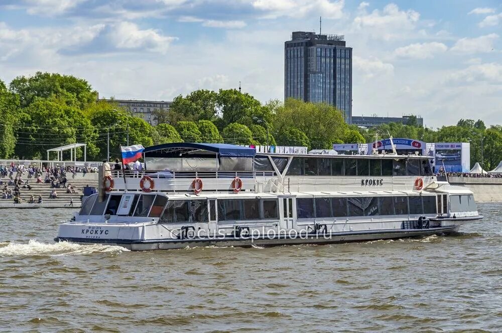 теплоход замер у подножия