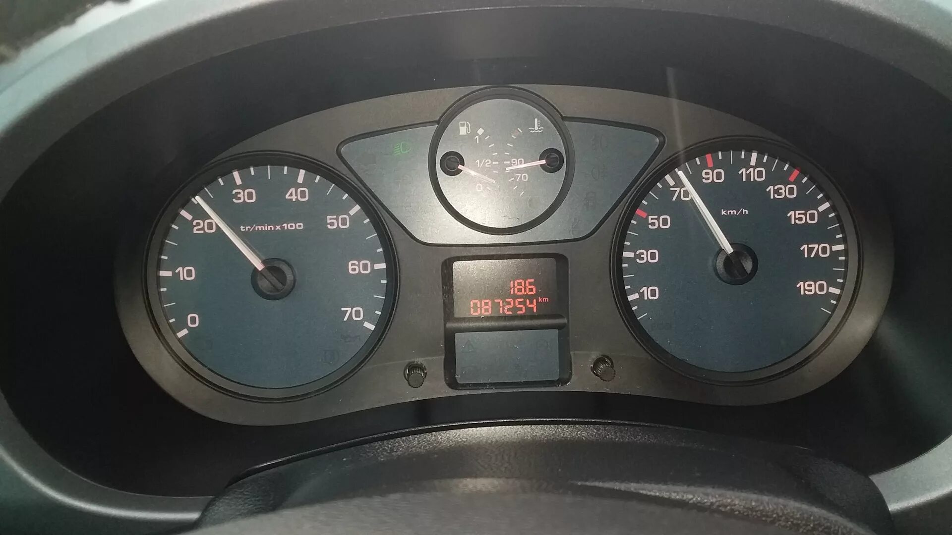 Berlingo citroen расход топлива. Ситроен берлинго спидометр. Спидометр ситроен берлинго. Панель приборов citroen berlingo. Перенос приборки к742.