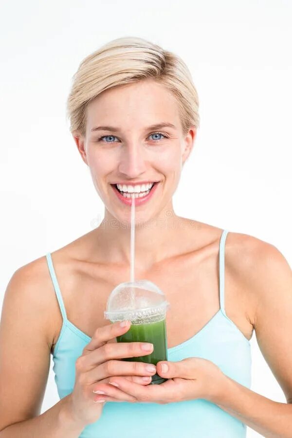 Витграсс девушка. Девушка пьет Витграсс. Блондинка пьет воду. Женщина держит зеленый напиток.