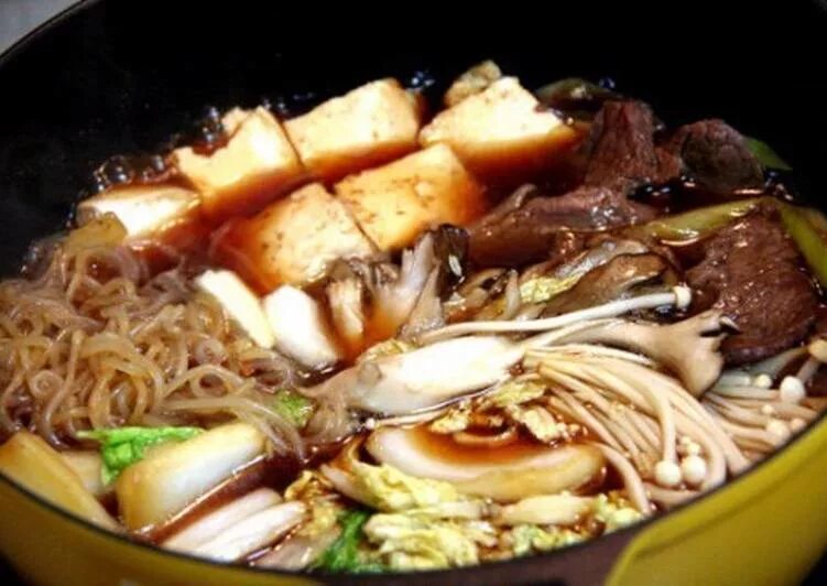 Суп сукияки. Японская кухня сукияки. Сукияки блюдо. Сукияки япония. Еда в японии сукияки.
