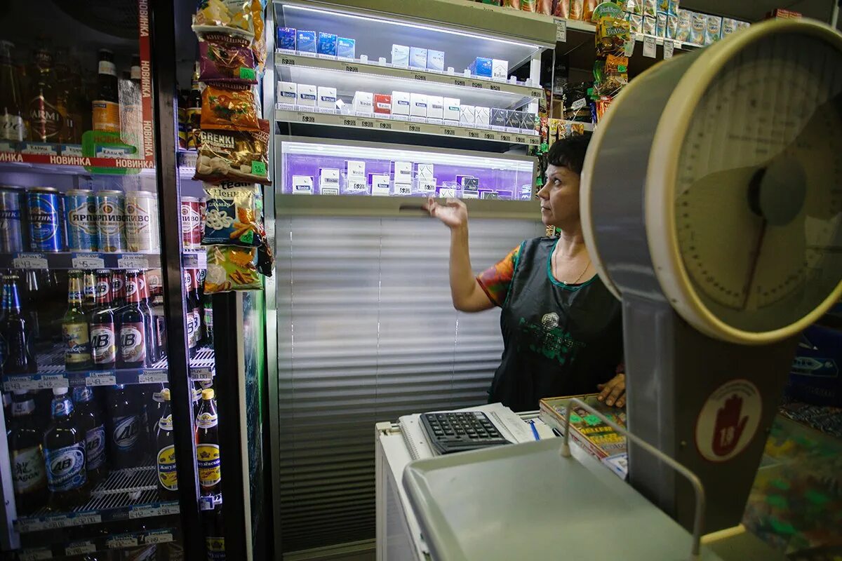 Продавец табачной продукции. Выкладка табачной продукции. выкладка сигарет в магазине. выкладка табачной продукции в магазине. табачный прилавок.