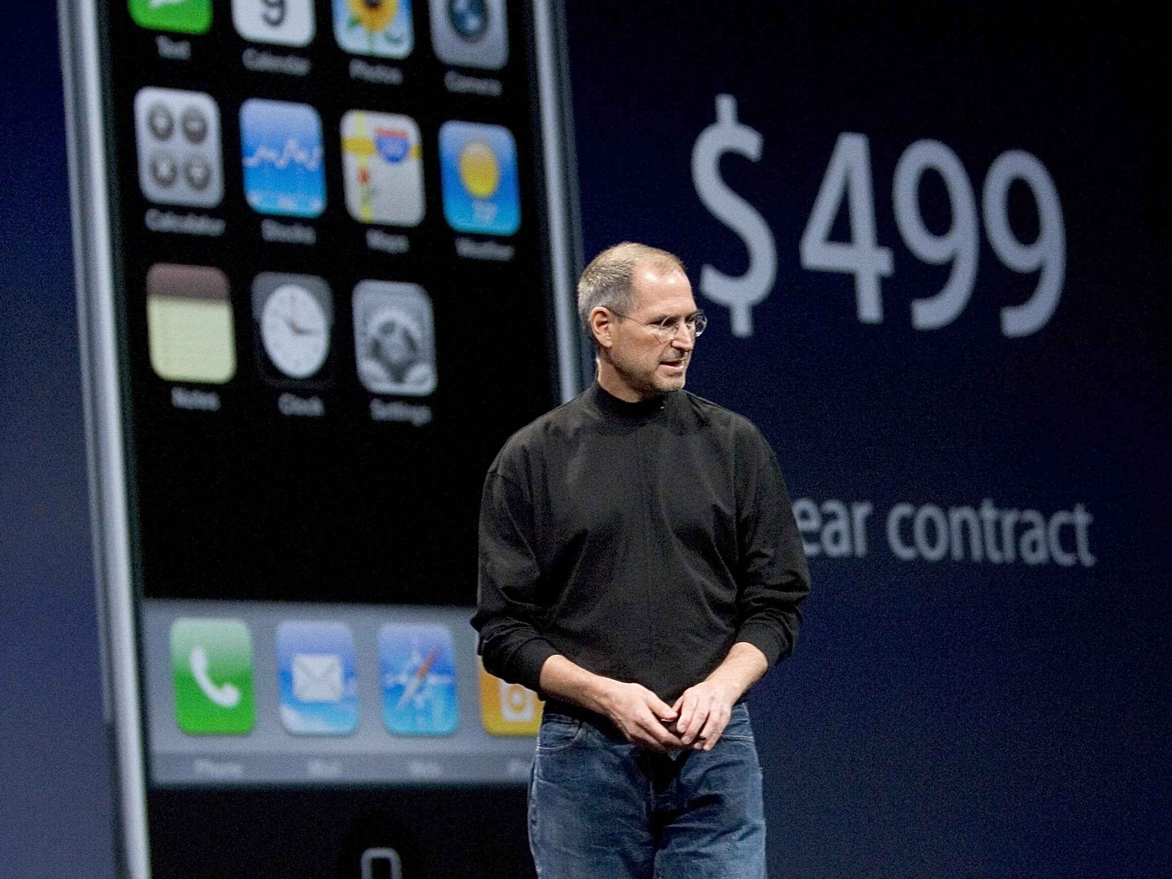 Steve jobs introduces iphone in 2007 speech. Стив джобс айфон 2007. стив джобс айфон 1. стив джобс с айфоном. стив джобс презентация iphone 2007.