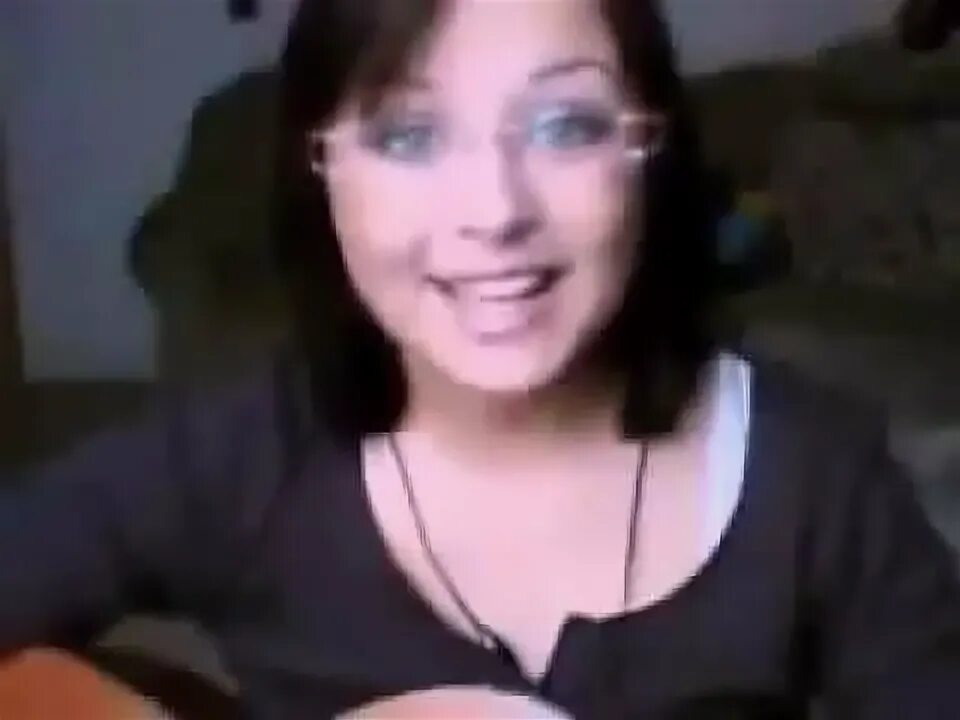 Красивая девушка поет. Девушка поет кавер. Way way поет девушка. Девушка с гитарой на дороге. Way way поет девушка.