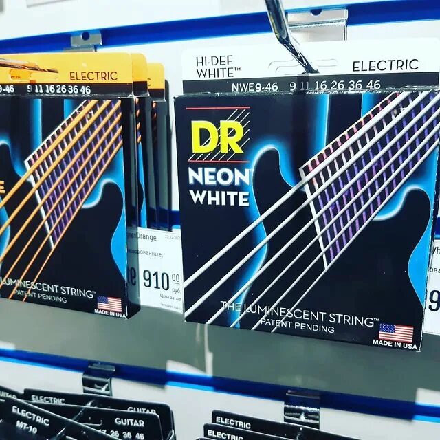 Музыкальный магазин брянск. Гитарная лавка в самаре каталог с ценами и фото. Витрина магазина гитар. Ленина красноярск. Музторг брянск магазин.