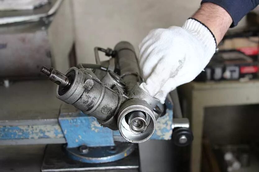 сломалась рулевая рейка. сломалась рулевая рейка. рейка опель кадет в разборе. Remont rulevoy reyki. нижний новгород ремонт рулевой.