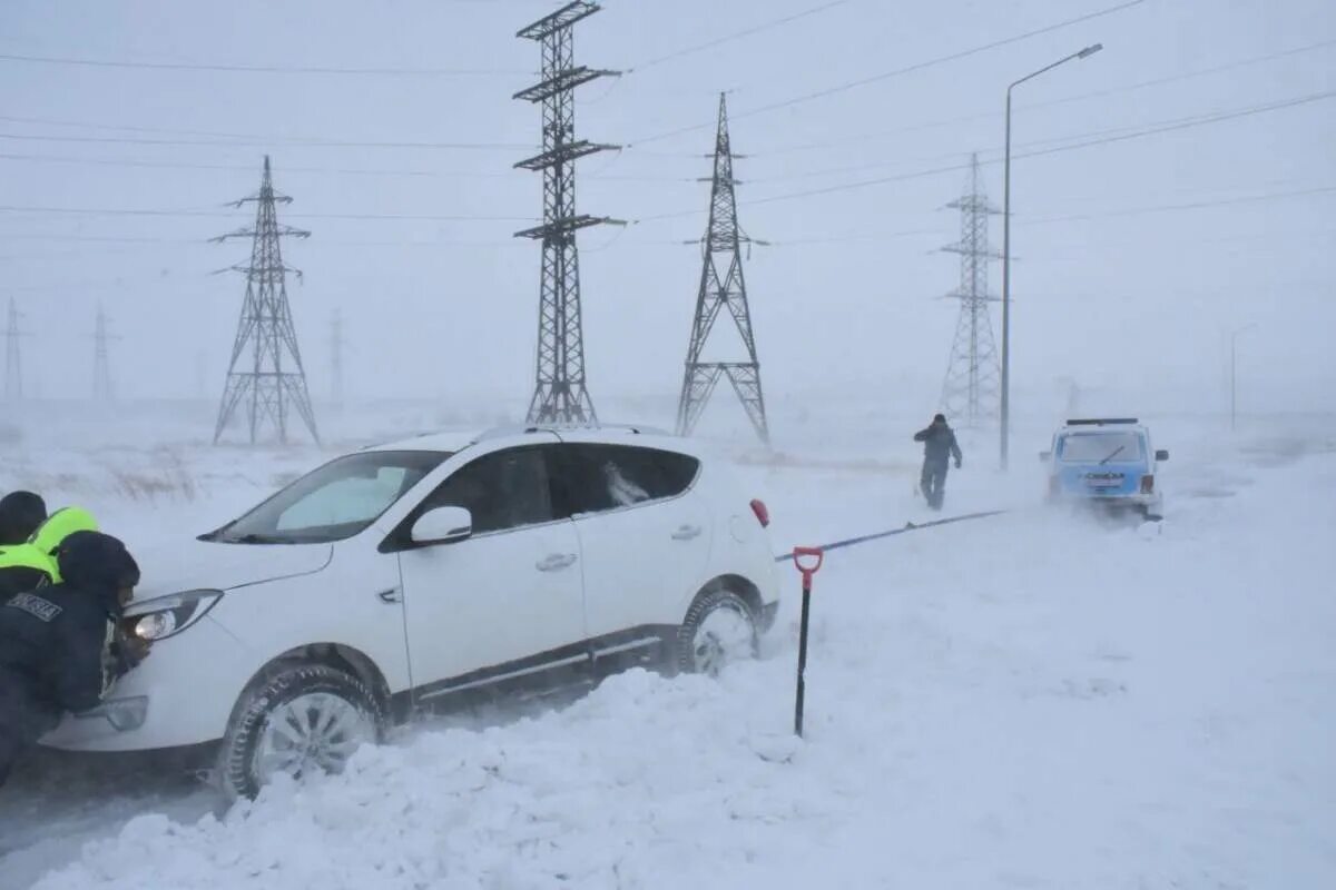Какие дороги закрыли в казахстане. Заснеженная трасса. Обстановка на трассах Казахстана. Снежные заносы на дорогах. Метель в Казахстане трасса.