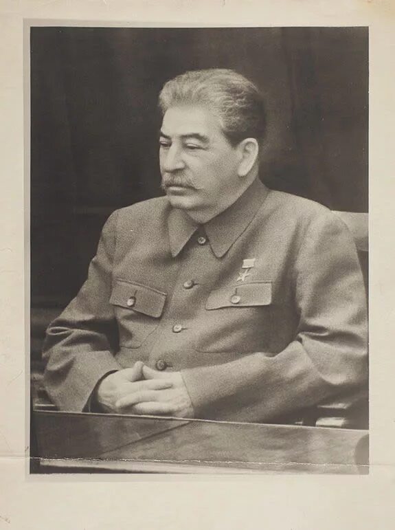 Портрет сталина в квартире. Портрет сталина. Сталин герой отечества. Сталин был героем. Генералиссимус сталин.