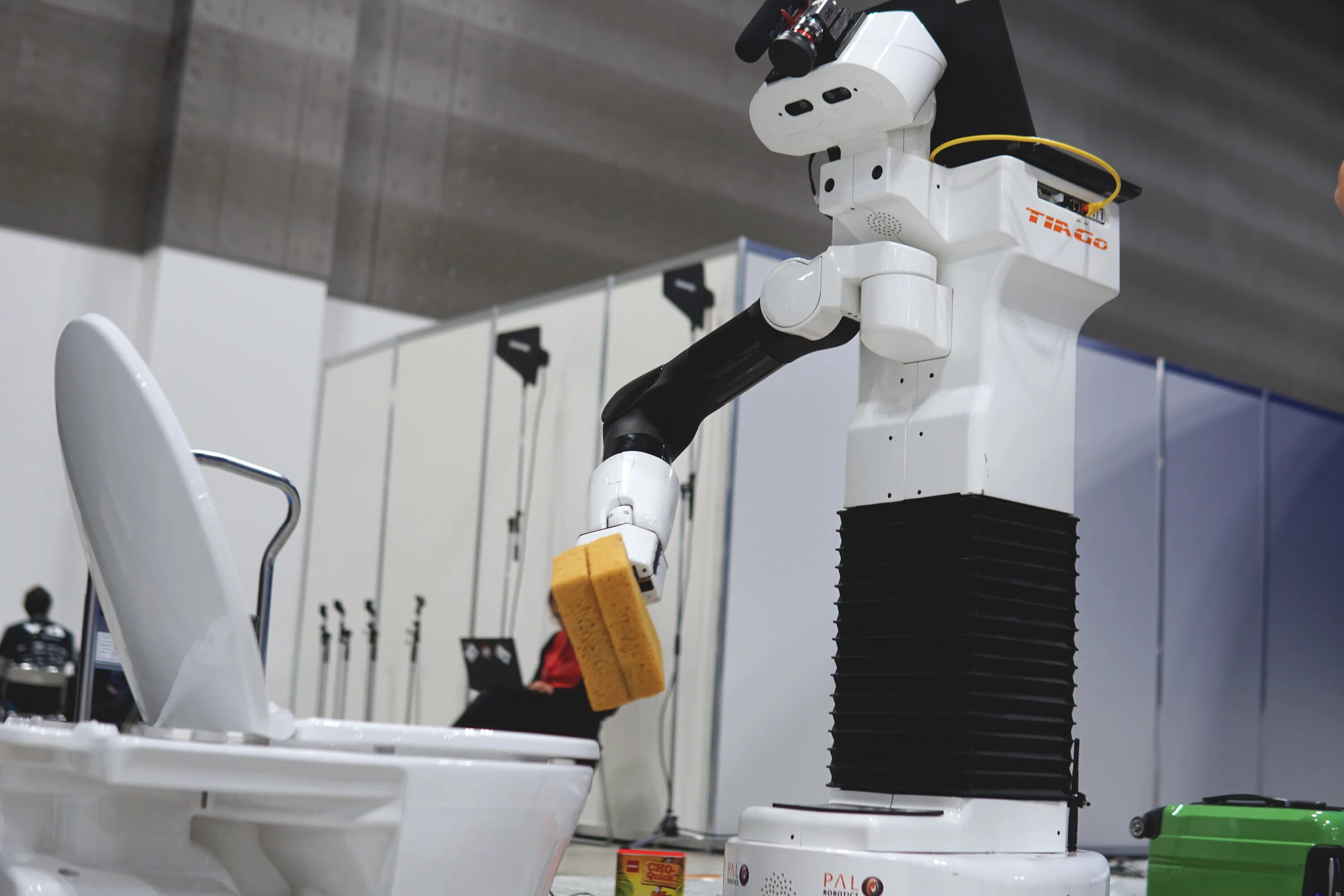 Robot cleaner rob 00. Робот помощник по дому. Робот уборщик. Бытовые роботы помощники. Роботы в быту.