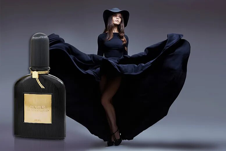 Девушка и духи. Девушка и духи. Красивая девушка с духами. Девушка с духами. Миранда керр парфюм.