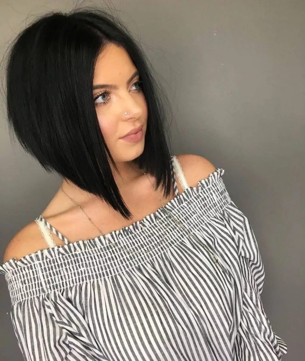 Каре блант боб 2020. «боб» или «боб-каре» с удлиненными прядями. Стрижка боб с градуированным затылком. Каре-боб с удлиненными передними прядями асимметрия. Модные стрижки каре боб каре асимметрия.