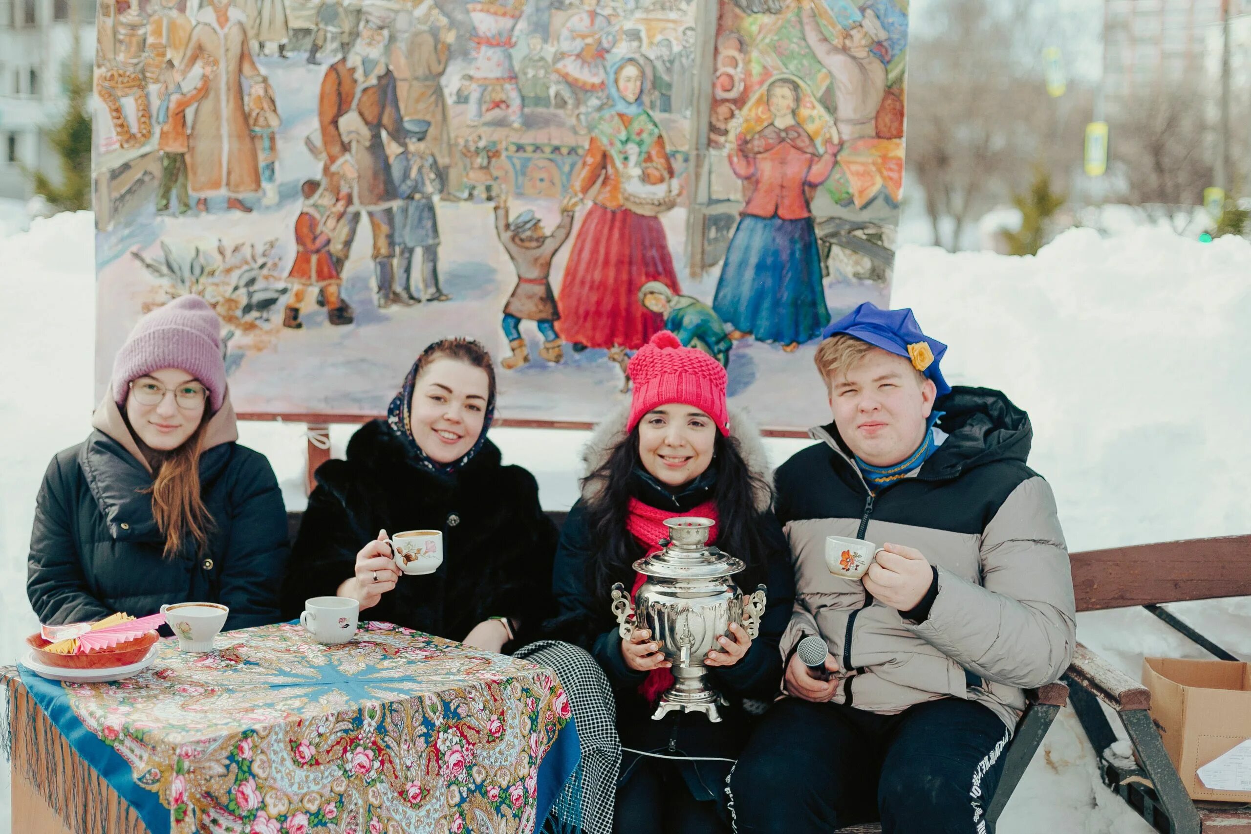 Традиции масленицы в семье. Масленица семья. Семейные праздники с блинами. Семейные масленичные гуляния. Масленица семья гуляния.