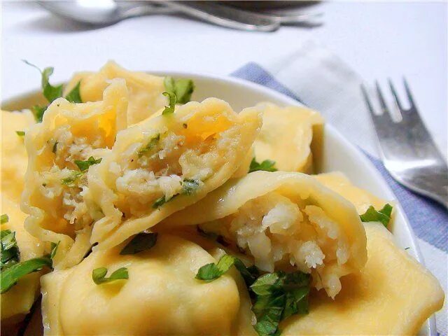 Пельмени из минтая рецепт. Пельмени тресковые. пельмени рыбные тресковые. пельмени с треской. пельмени из минтая.