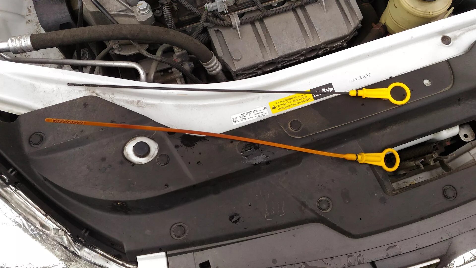 Как проверить уровень масла в альмере. Nissan almera g15 щуп масляный. альмера g15 щуп масляный. щуп акпп альмера g15. щуп масла ниссан альмера g15.