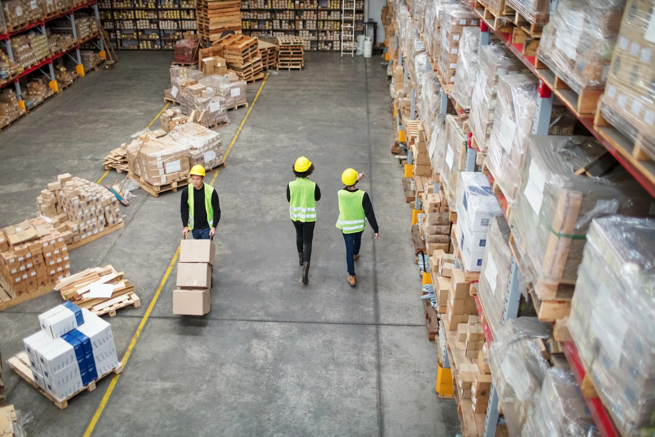 Full warehouse with forklifts. Заполненный склад. Склад 4 буквы. Транспортная и складская логистика. Склад 4 буквы.