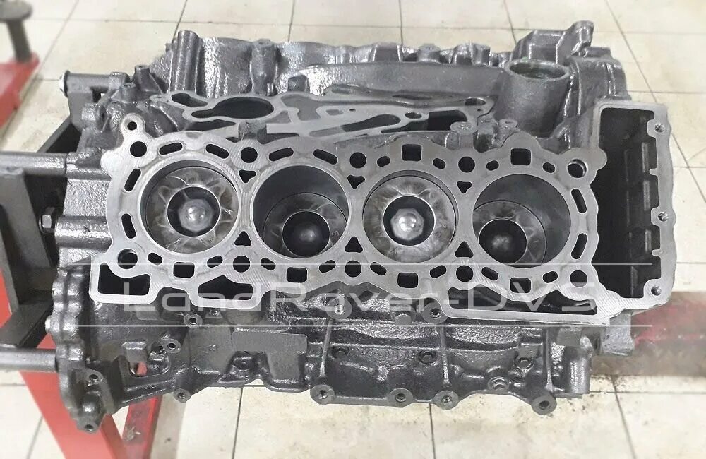 Двигатель land rover 428 ps. Соединительный патрубок левой и правой гбц range rover. Lr038168 блок двигателя. Шорт блок рендж ровер 3. Двигатель 5.
