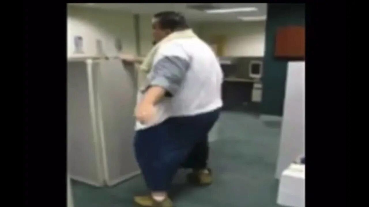 Бьют толстую. Толстая баба с поднятой ногой. Сумо. Борьба мужчины и женщины. Бьют толстую.