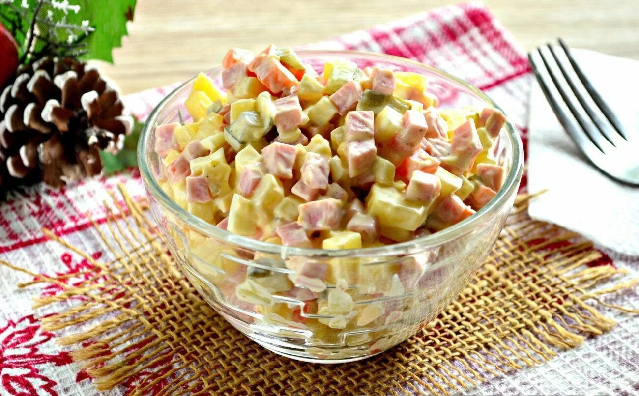 Оливье с колбасой и солеными