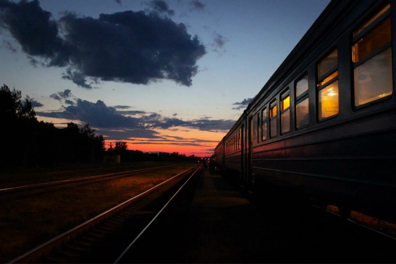 Никуда домой. Едем на поезде. Поезд. Уходящий поезд. Окно поезда.