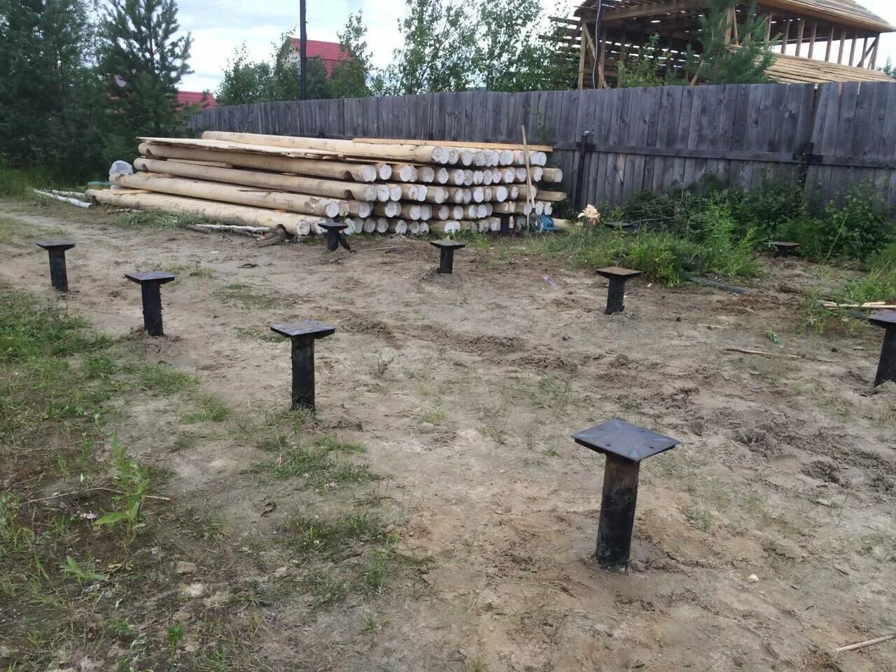 Столбы под гараж. Гараж на винтовом фундаменте. металлические сваи. гараж на сваях. сваи для деревянных столбов.