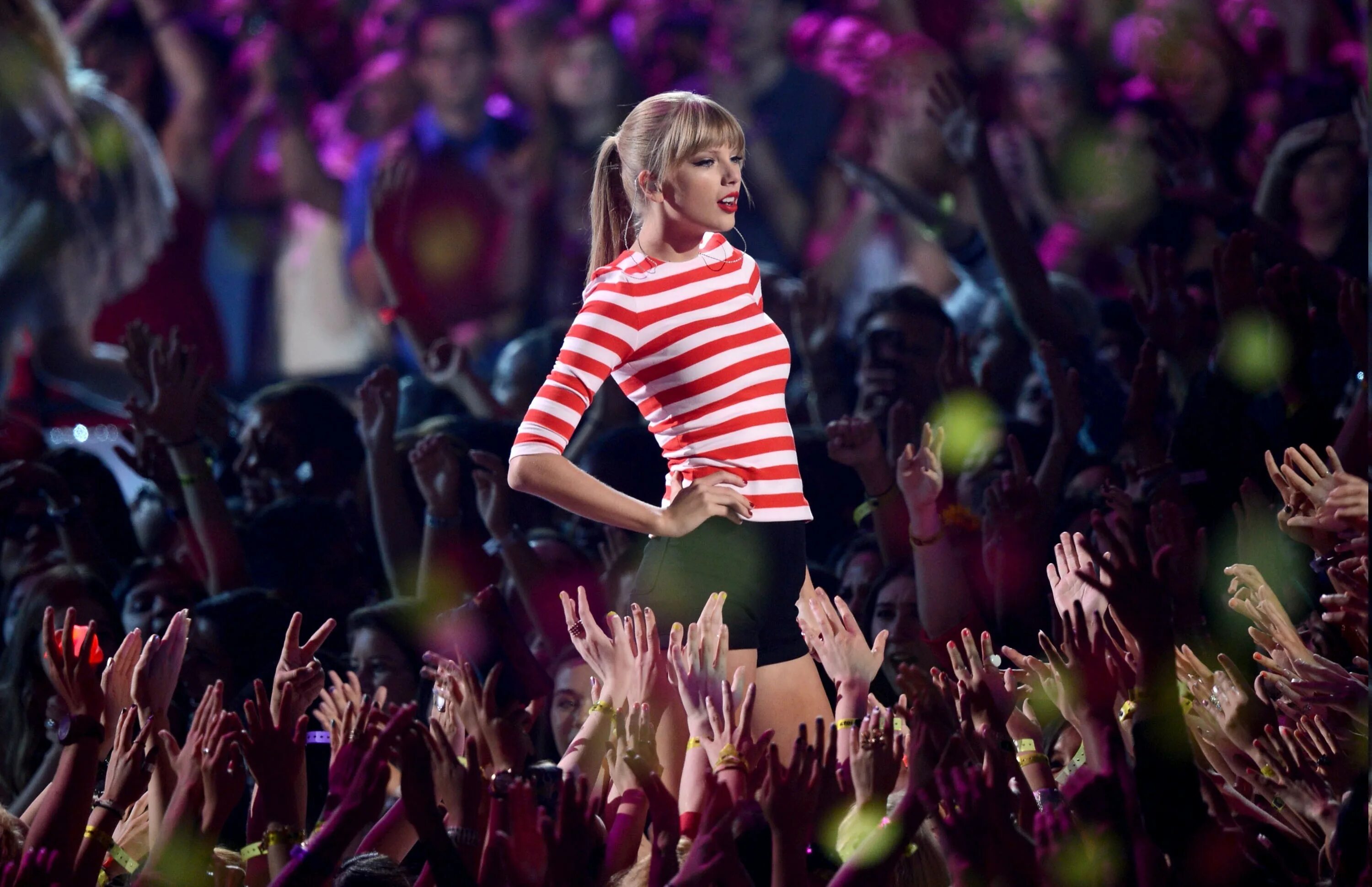 Тейлор свифт человек. Концерт Тейлор Свифт люди. Тейлор Свифт с фанатами. Taylor Swift Concert. Тейлор Свифт на сцене.