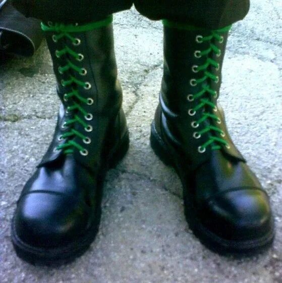 Гриндерсы скинхеды. Ботинки нацистов. Ботинки гады. Берцы мартинсы. Мартинсы солдат.