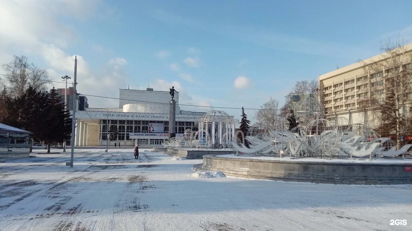 Погулять в красноярске зимой. Красноярский государственный театр оперы и балета. Красноярск парк 400 летия Красноярска. Театр оперы и балета Красноярск зимой. Парк 400 летия Красноярска зимой.