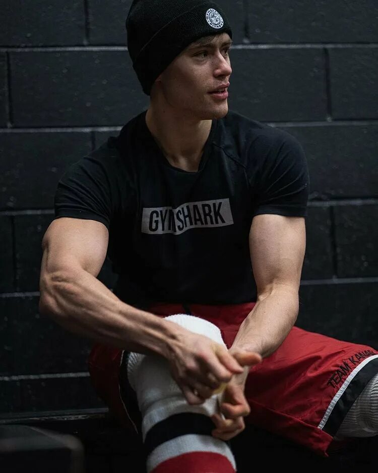 Дэвид над. Джером д сэлинджер над пропастью во ржи 1951. Дэвид блейн ящик. Дэвид слэйд. Дэвид лэйд 2023.