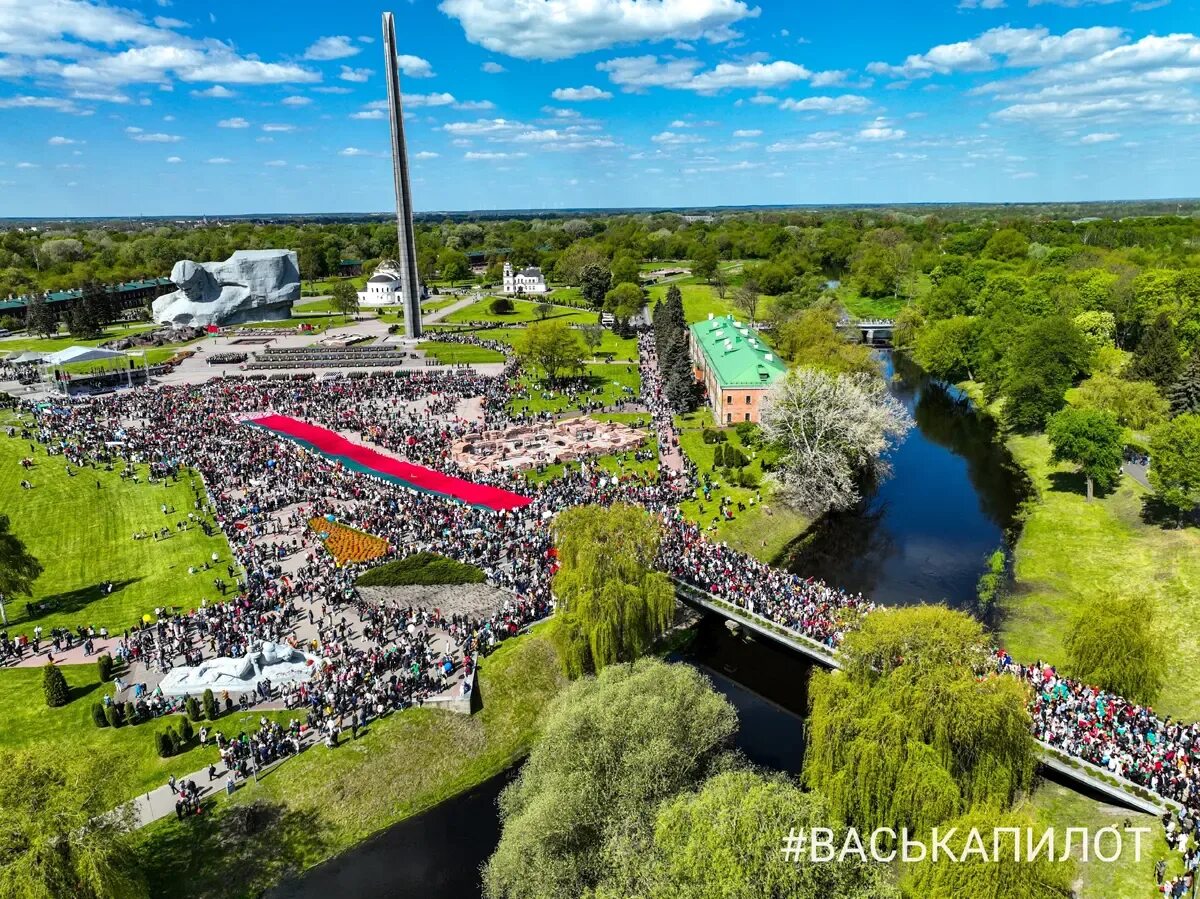 Брест 9 мая 2025 программа. Брестская крепость. брестская крепость 9 мая. россия с высоты птичьего полета. брянск с высоты птичьего полета.