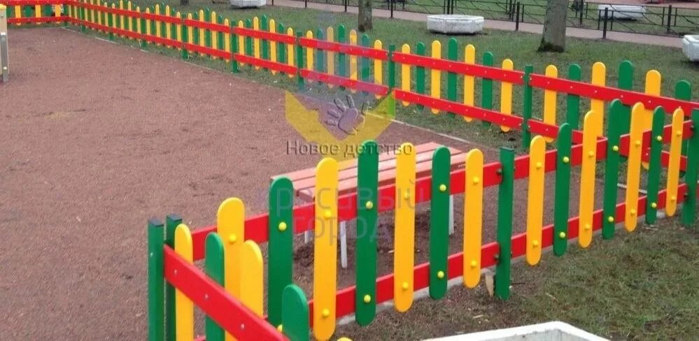 Ограждение для детской площадки на подставках. Забор декоративный плетенка палисад. Ограждение мелки. Деревянный забор для палисадника. Ограждение мелки.