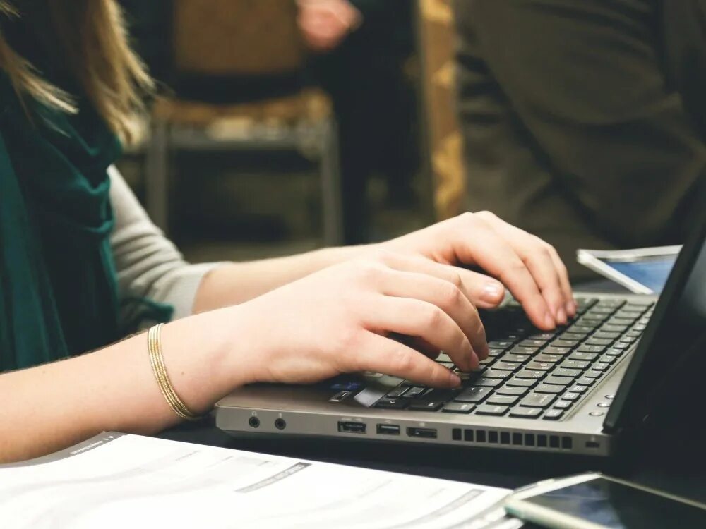 Markdown таблица. Кавычки в html. Писатель за компьютером. Копирайтинг и рерайтинг. Редактирование иллюстрация.