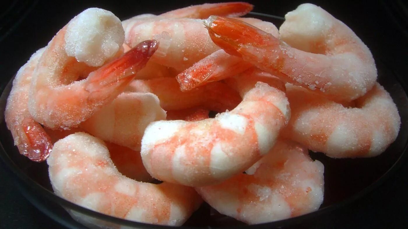 Варить чищенные креветки. Frozen Shrimp креветки. Креветка бланшированная. Креветки белоногие Королевские. Креветка доктор Кукенталя.