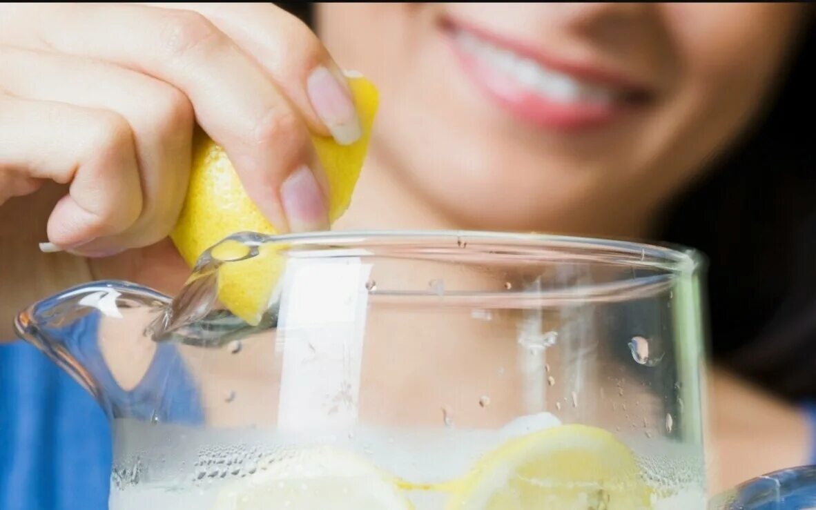 Вода с лимоном. Девушка пьет воду с лимоном. Стакан воды с лимоном. Стакан воды с лимонным соком. Неделю пью воду с лимоном
