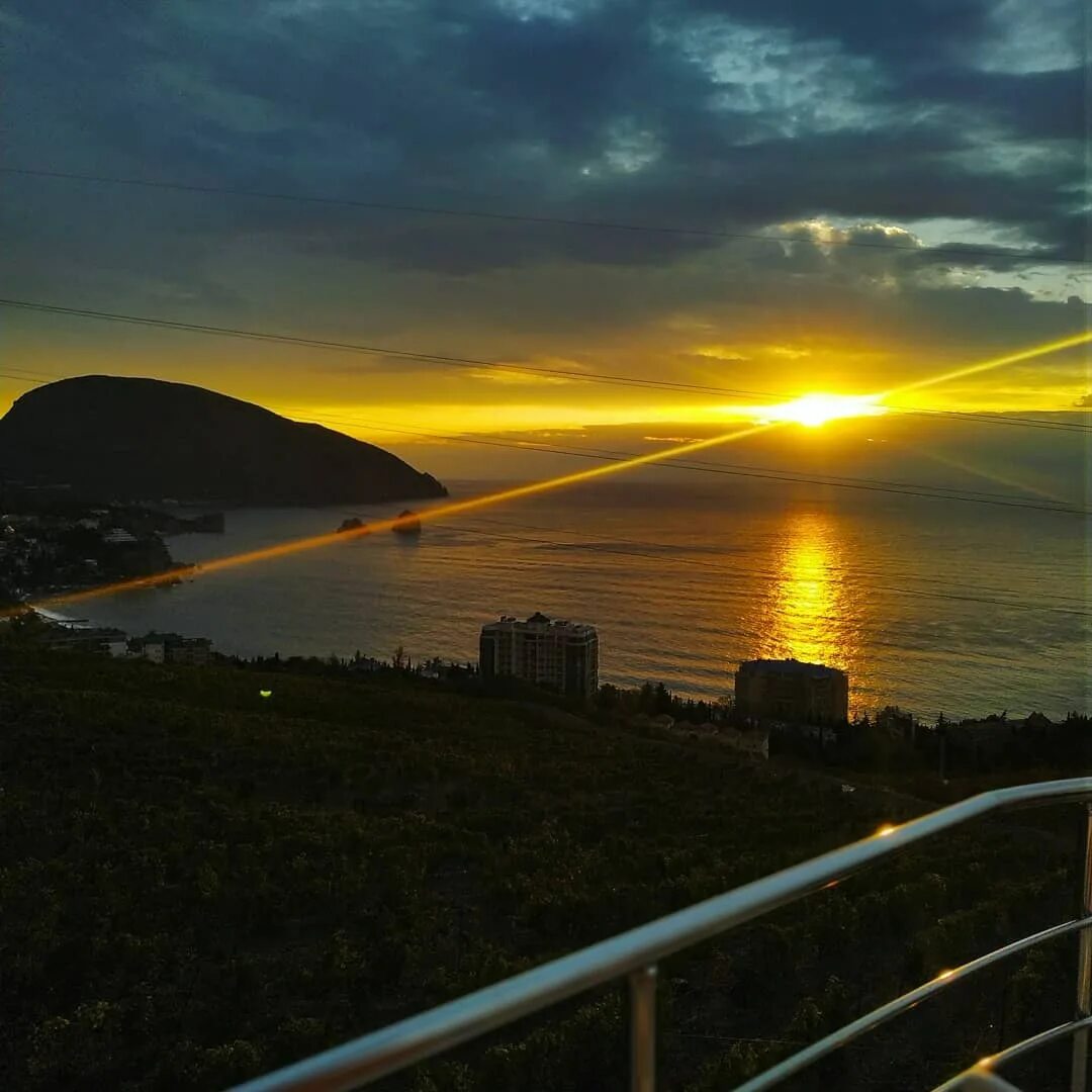 Царская тропа ливадия. Рассвет в гурзуфе. Восход солнца в крыму. Крым ялта набережная. Солнечные дни ялта.