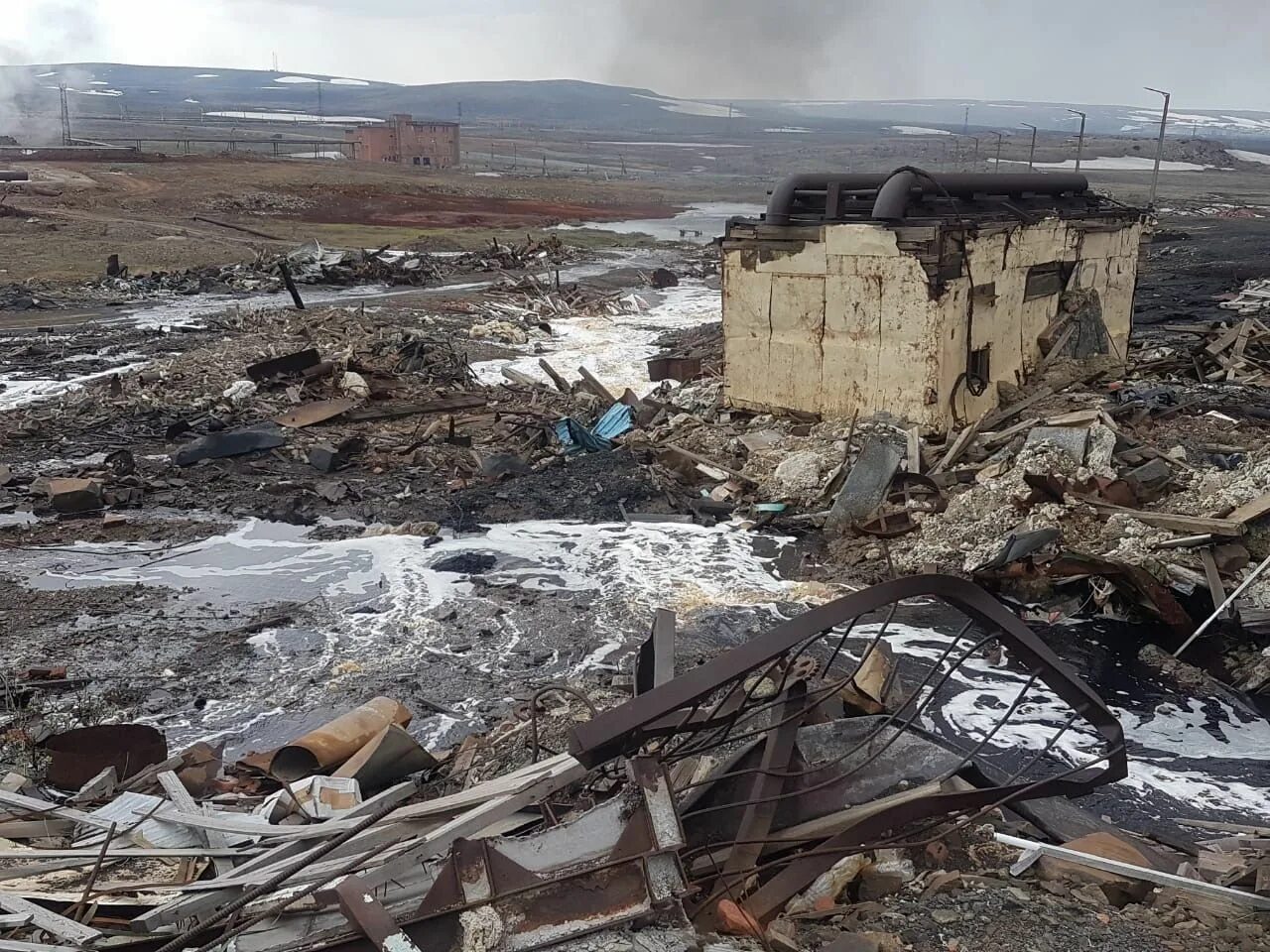 Норильск сгоревшие машины. Разлив нефти в норильске 2020. Обрушение обогатительная фабрика норильск. Авария в норильске на обогатительной фабрике. В норильске сгорел автомобиль.