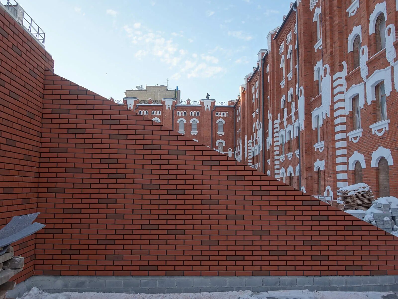 Строители на стройке зимой. Строительство зимой. Кладочная сетка для керамических блоков 380. Зимняя кладка. Укладка кирпича.