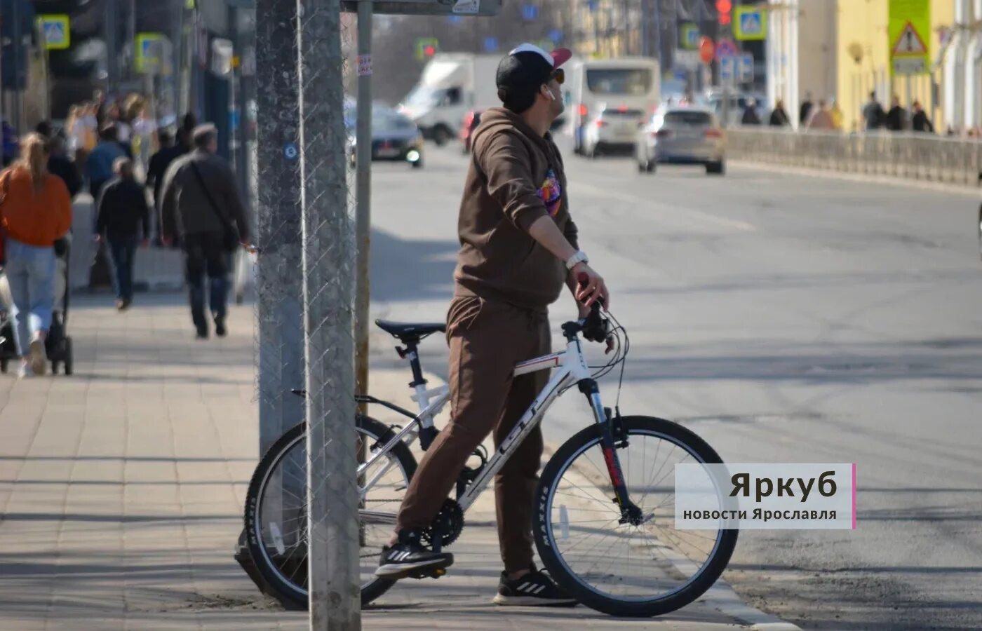 Сбитый мальчик на велосипеде. Велосипед в городе. Велосипед на улице. Велосипед из людей. Велосипед Москва.