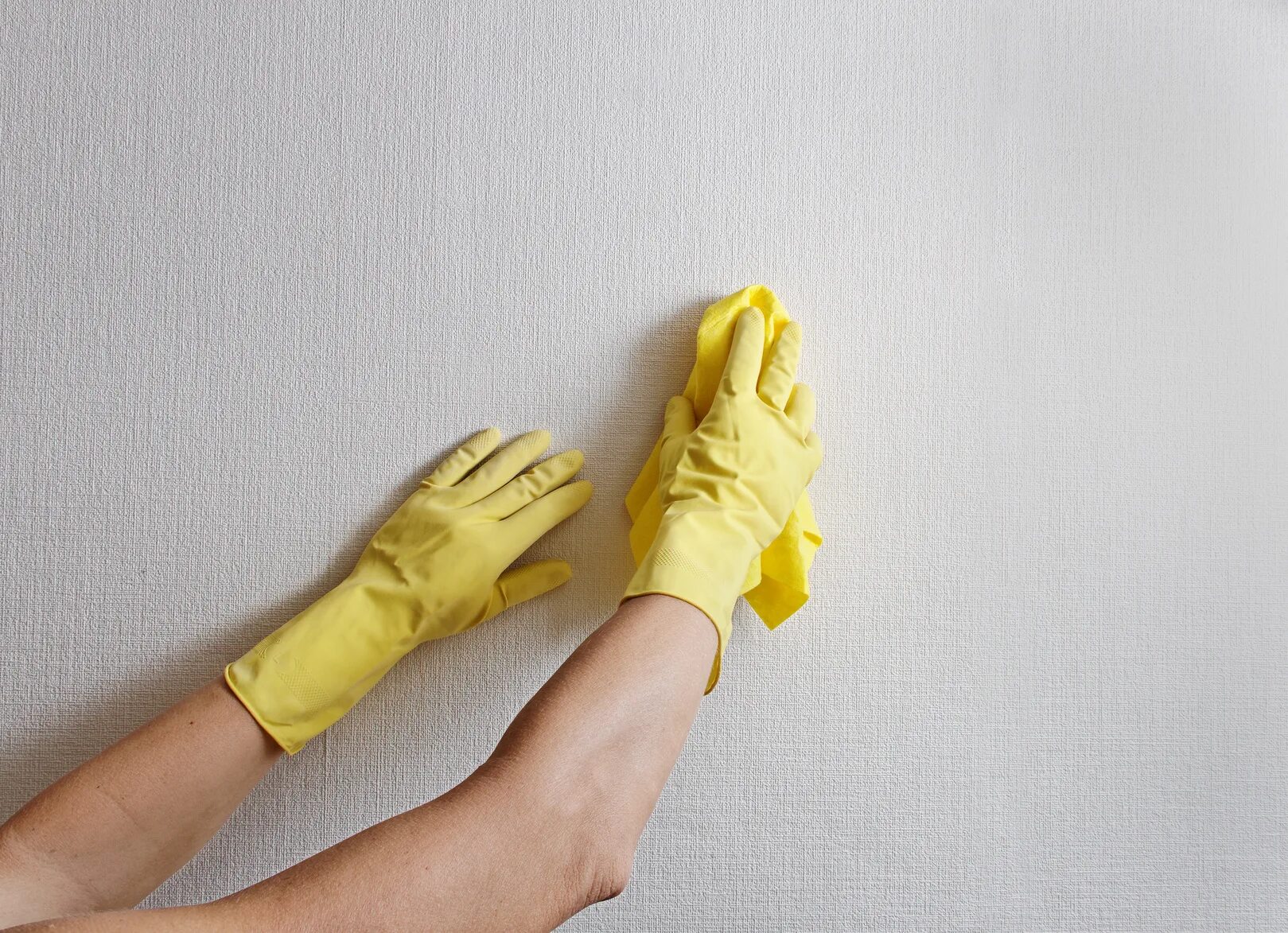Чем можно отмыть стену. Мытье стен. Мытье обоев. Краска для стен моющаяся. Протереть стену.