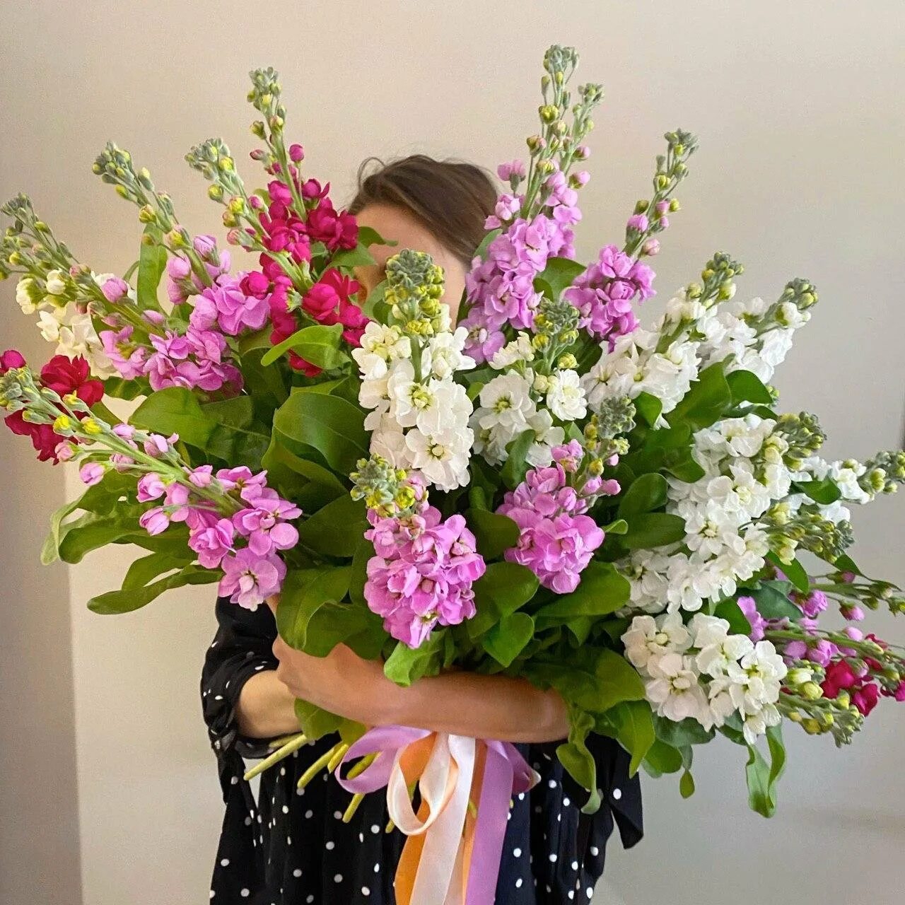 Маттиола долго стоит. Маттиола цветы букет. маттиола левкой букетная. маттиола лавандовая букет. букет с маттиолой.