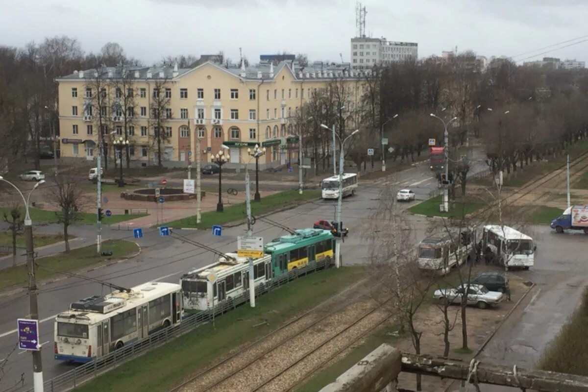 Площадь конституции тверь. Тверь пл конституции. транспорт верхневолжья трамвай. столкновение трамваев тверь.