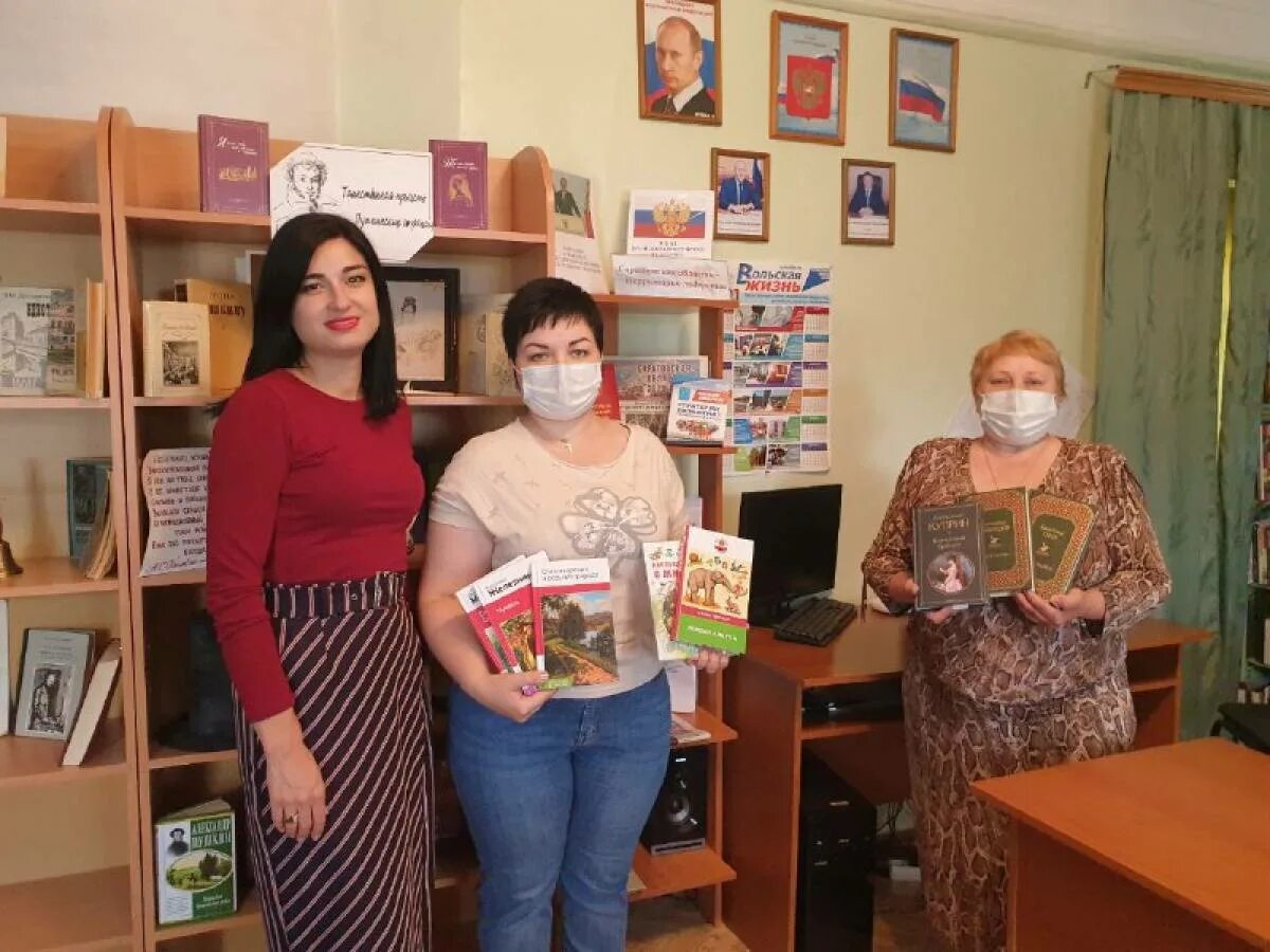 Литературная гостиная в библиотеке. Центральная библиотека вольск фото. Первая библиотека в вольске. Сайт цбс вольск. Вольская библиотека сайт.