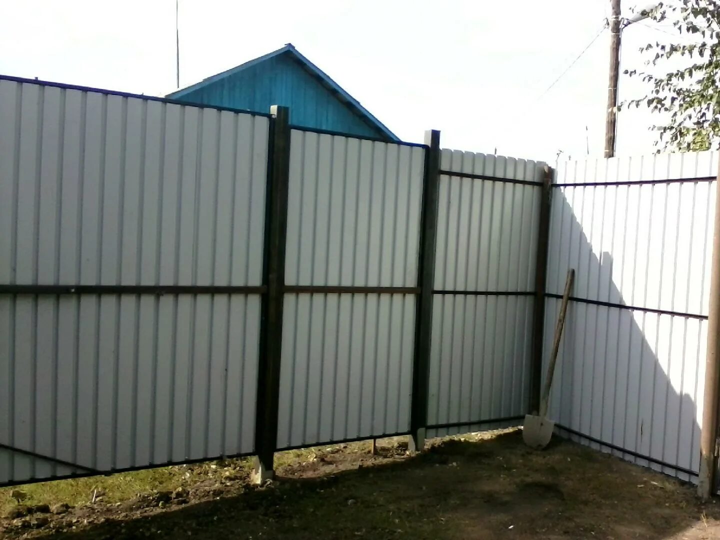 Сколько стоит 10 метров забора. Забор из профнастила. Забор с профлиста сварной. Профнастил для забора 3 метра. Забор 1.5 метра из профлиста.