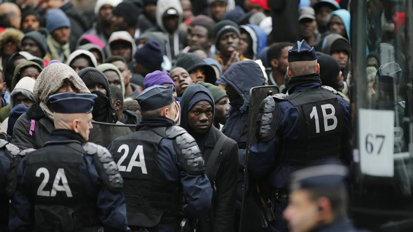 Француз думать. Иммигранты во Франции. Мигранты в Париже. Беженцы в Париже. Франция иммигранты мусульмане.