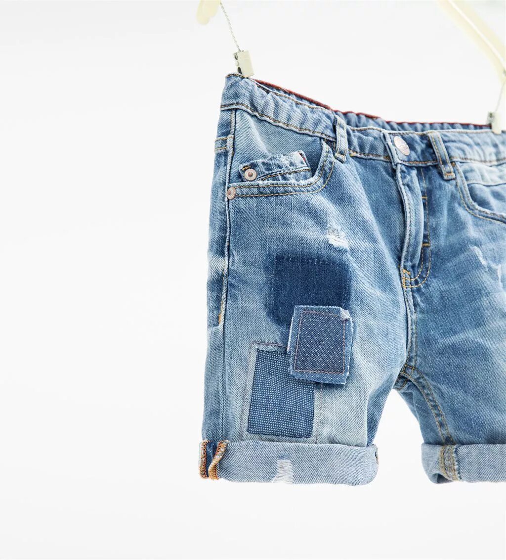 Как из джинс сделать бермуды. Zara шорты мужские джинсовые. мужские джинсовые шорты с заплатками. заплатка на шорты. заплатки на джинсовые шорты.