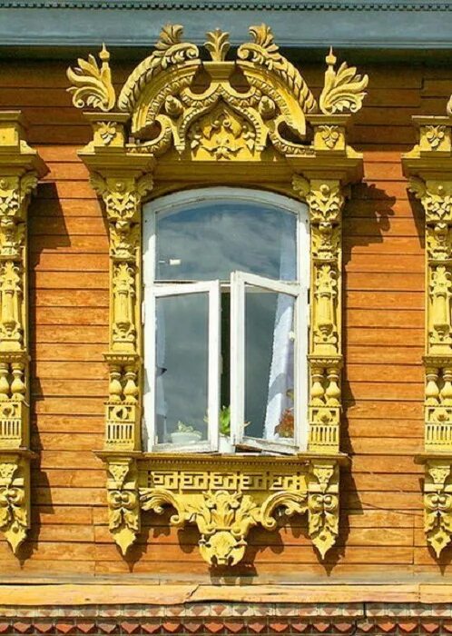 Резные ставни. Домовая деревянная резьба абрамцево. Резные ставни. Окно в избе. Наличники деревянные старинные.