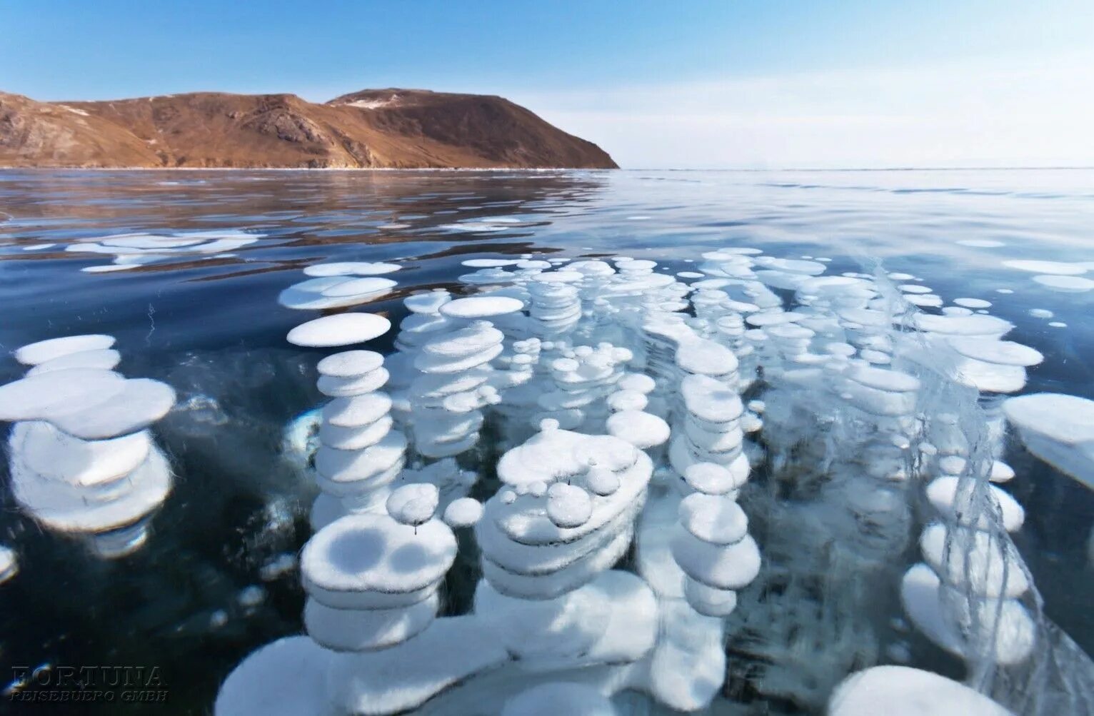 Замерзший воздух в воде. Метановые пузырьки на Байкале. Пузырьки на Байкале большое Голоустное. Метановые пузыри на Байкале. Лед Байкала.